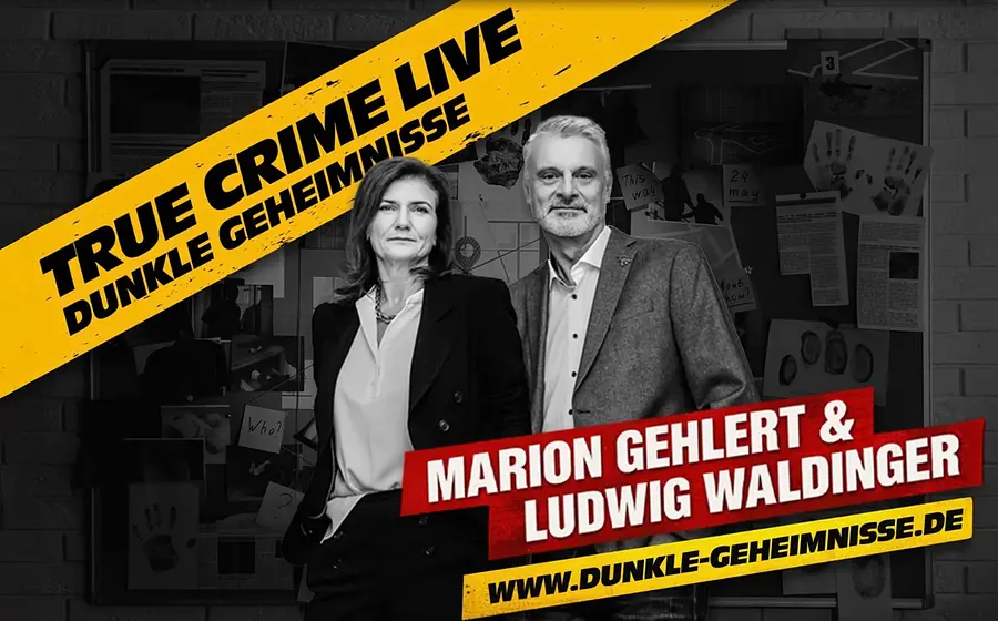 Eventmotiv zu „True Crime Live – Dunkle Geheimnisse“ mit Marion Gehlert & Ludwig Waldinger: Zwei erwachsene Personen in dunkler Kleidung stehen vor einer Wand mit Ermittlungsfotos, Dokumenten und Notizen; darüber gelbes Banner mit dem Text „TRUE CRIME LIVE – DUNKLE GEHEIMNISSE“ sowie roter Schriftzug mit den Namen der Mitwirkenden und der Website dunkle-geheimnisse.de.