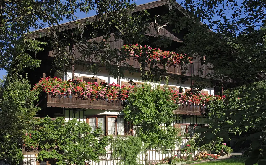 Luddwig Thoma  Haus im Sommer mit Blumen