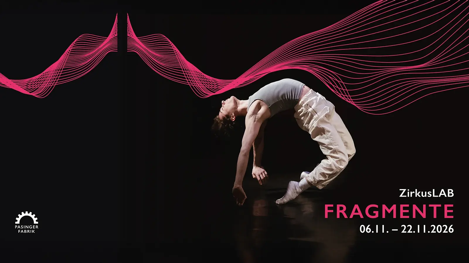 Poster für FRAGMENTE, ZirkusLAB: Performer in Rückbeuge auf dunkler Bühne, darüber pinke Wellenlinien; Termine 06.–22.11.2026, Pasinger Fabrik.