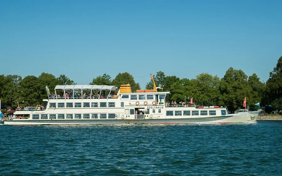 Foto zum Event Chiemsee Schifffahrten – Ausflugsschiff auf dem Chiemsee mit Alpenpanorama
