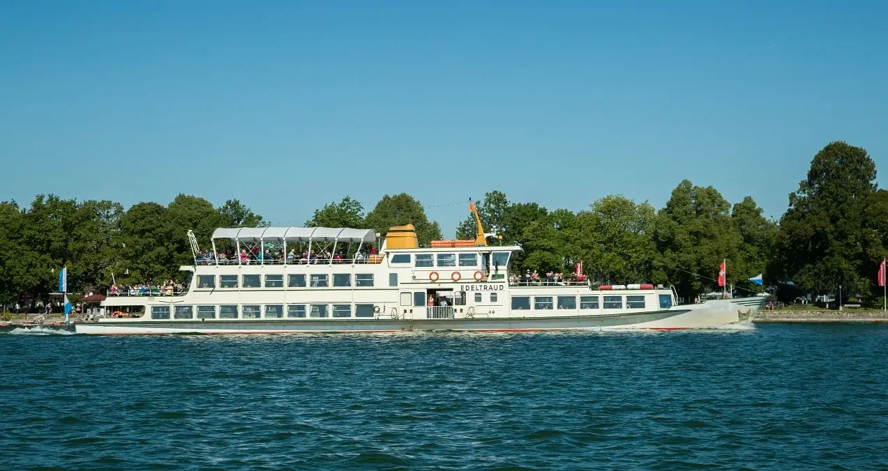 Foto zum Event Chiemsee Schifffahrten – Ausflugsschiff auf dem Chiemsee mit Alpenpanorama