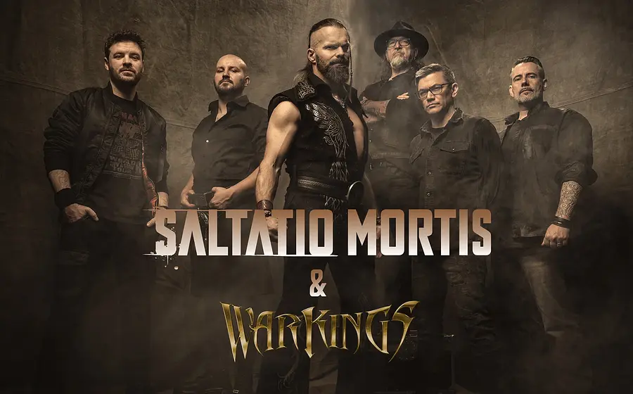 Bandfoto von Saltatio Mortis und Warkings mit sechs Musikern in dunkler Kleidung und Fantasy-Rock-Kostümen vor rauchigem Hintergrund, darüber die Schriftzüge Saltatio Mortis und Warkings