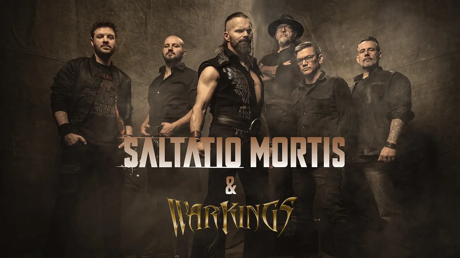 Bandfoto von Saltatio Mortis und Warkings mit sechs Musikern in dunkler Kleidung und Fantasy-Rock-Kostümen vor rauchigem Hintergrund, darüber die Schriftzüge Saltatio Mortis und Warkings
