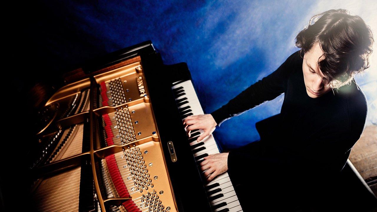 LUKAS STERNATH