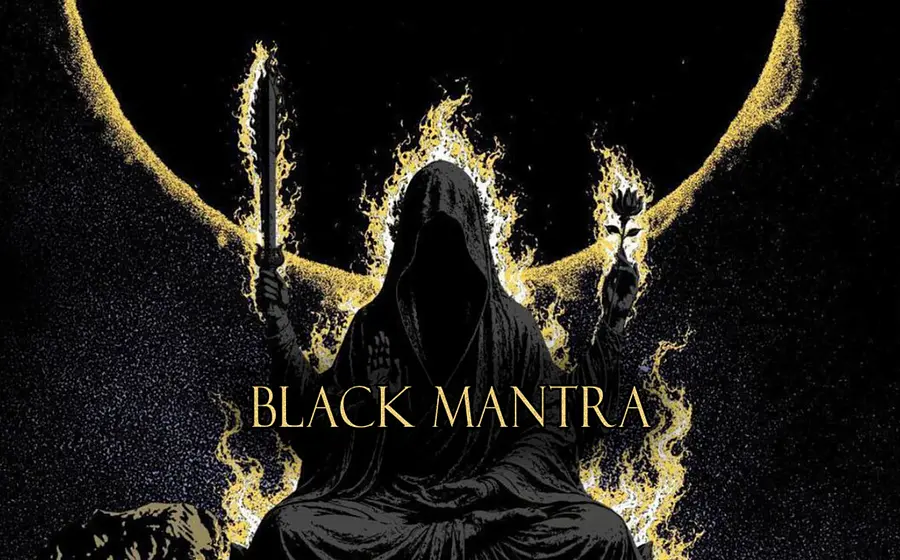 Plakat von Black Mantra mit einer schwarzen, verhüllten Gestalt mit ausgebreiteten Flügeln vor schwarzem Hintergrund, umgeben von goldfarbenen Flammen, mit Schwert und Fackel in den Händen sowie dem Schriftzug Black Mantra im Vordergrund.