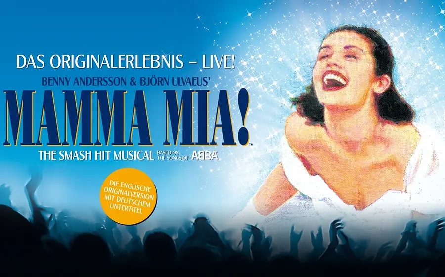 Plakat Mamma Mia! mit einer Person in weißem Kleid vor blauem Hintergrund mit Sterneneffekten, darunter jubelnde Publikumssilhouetten sowie der Schriftzug Mamma Mia! The Smash Hit Musical based on the Songs of ABBA und der Hinweis auf die englische Originalversion mit deutschen Untertiteln