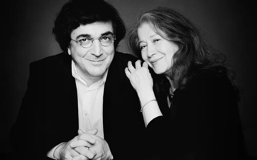 Schwarzweiß-Pressefoto von Martha Argerich und Sergei Babayan, Porträt der beiden Pianisten vor dunklem Hintergrund.