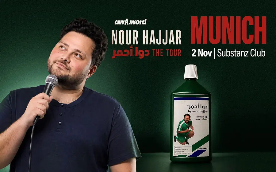 Werbemotiv für die Stand-up-Tour von Nour Hajjar: Person mit Mikrofon vor dunklem Hintergrund, daneben eine grüne Flasche mit Tourmotiv und Veranstaltungsdaten für München