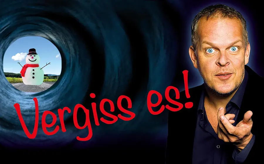 Ein Foto für das Event ‚Karsten Kaie – Vergiss es!‘, mit einer Collage des Künstlers, roter Typografie und einer Weihnachtsfigur.