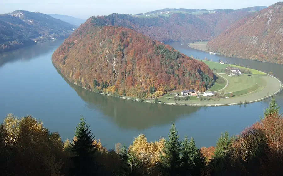 Bild einer Seenlanschaft, in der Mitte eine Insel mit Felsmassiv