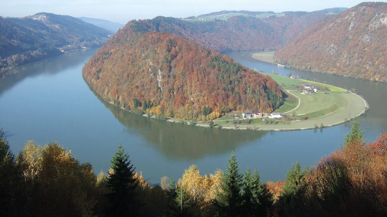 Bild einer Seenlanschaft, in der Mitte eine Insel mit Felsmassiv