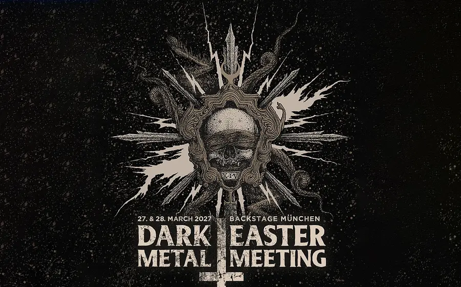 Plakat Dark Easter Metal Meeting 2027 mit stilisiertem Totenschädel auf einem umgedrehten Kreuz, umgeben von Schwertern und Schlangen vor schwarzem Hintergrund sowie dem Schriftzug Dark Easter Metal Meeting