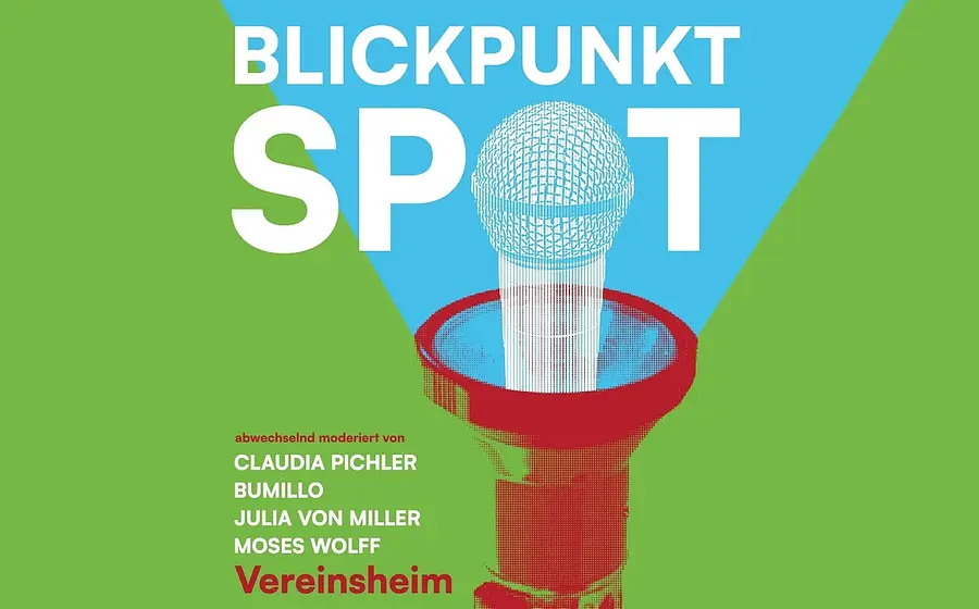Grafisches Plakat mit einem großen Mikrofon, das auf einem rot‑blauen Spotlight‑Sockel steht; darüber steht der Titel ‚Blickpunkt Spot‘ in weißen Großbuchstaben auf grün‑blauem Hintergrund, darunter die Namen der wechselnden Moderator*innen.