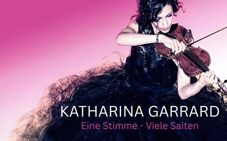 Plakat Katharina Garrard Eine Stimme – Viele Saiten mit einer Violinistin in schwarzem Tüllkleid beim Spiel der Violine vor pinkem Farbverlauf sowie dem Titel Eine Stimme – Viele Saiten