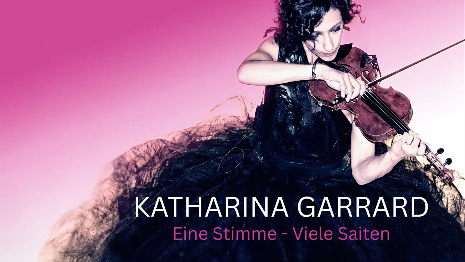 Plakat Katharina Garrard Eine Stimme – Viele Saiten mit einer Violinistin in schwarzem Tüllkleid beim Spiel der Violine vor pinkem Farbverlauf sowie dem Titel Eine Stimme – Viele Saiten