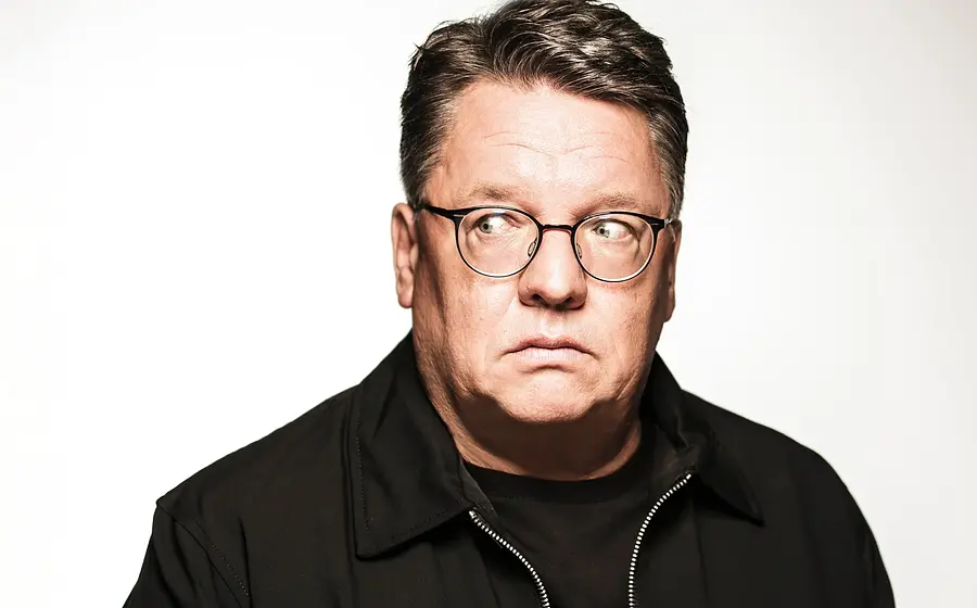 Der Kabarettist Helmut Schleich blickt verwundert zur Seite