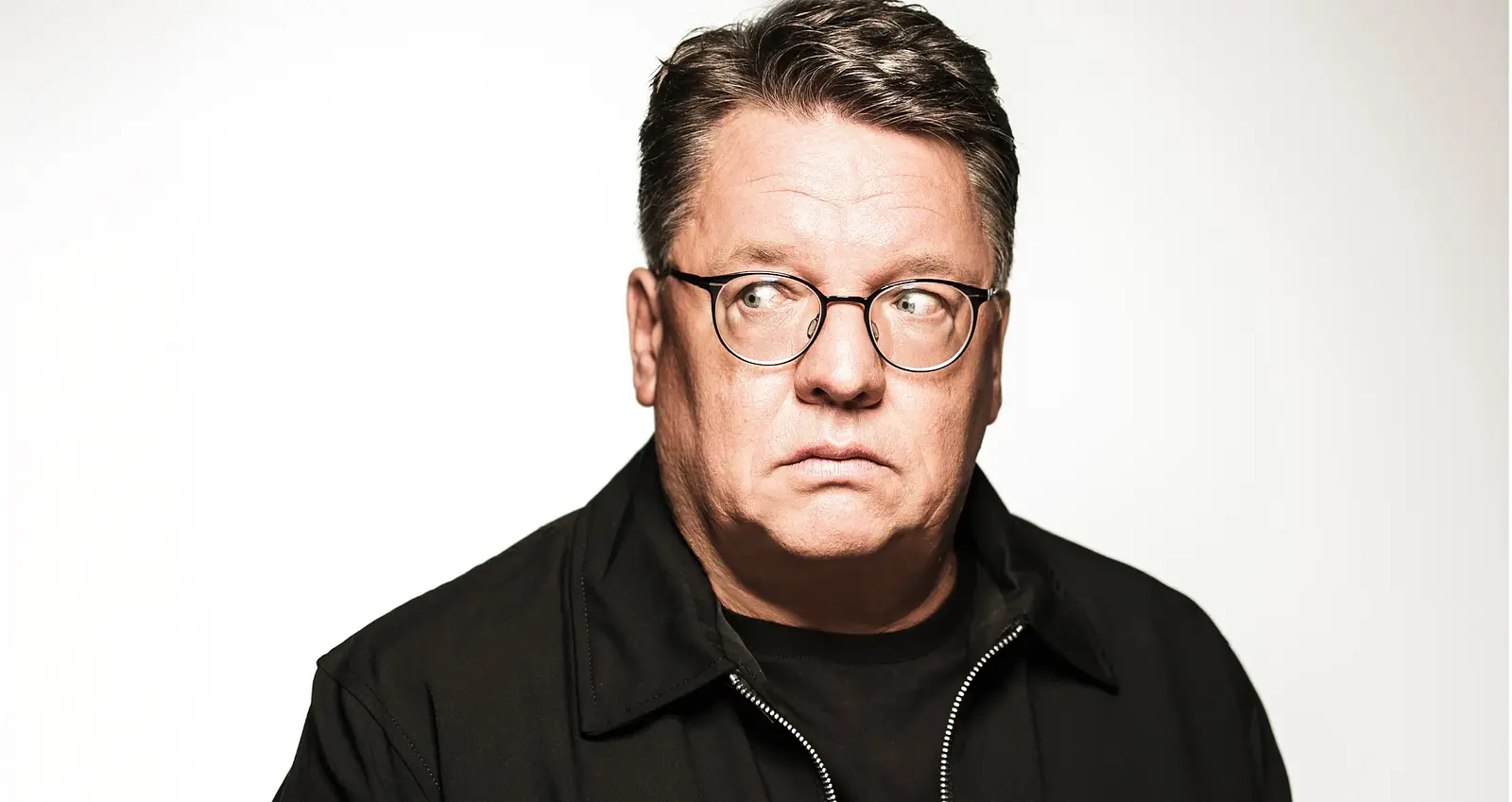 Der Kabarettist Helmut Schleich blickt verwundert zur Seite