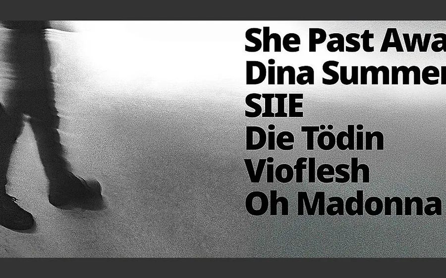 Plakat zum Katzenclub Festival mit unscharfer Schwarzweißaufnahme von gehenden Beinen auf der linken Seite sowie den Bandnamen She Past Away, Dina Summer, SIIE, Die Tödin, Vioflesh und Oh Madonna in großer schwarzer Schrift auf hellem Hintergrund.