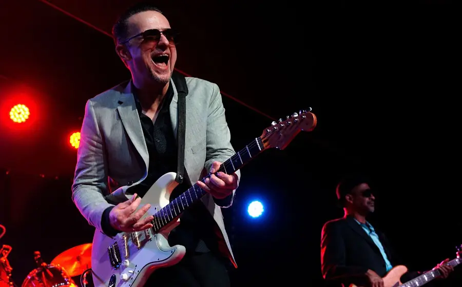 Foto für das Event von KAI STRAUSS & THE ELECTRIC BLUES ALL STARS mit dem Künstler mit Gitarre auf der Bühne und einem weiteren Musiker im Hintergrund.