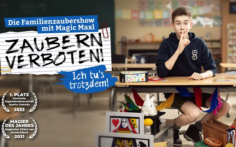 Bild von enem Jungen an einer Schulbank sitzend, den Zeigefinger vor den Lippen mit Aufschrift zu Veranstaltung