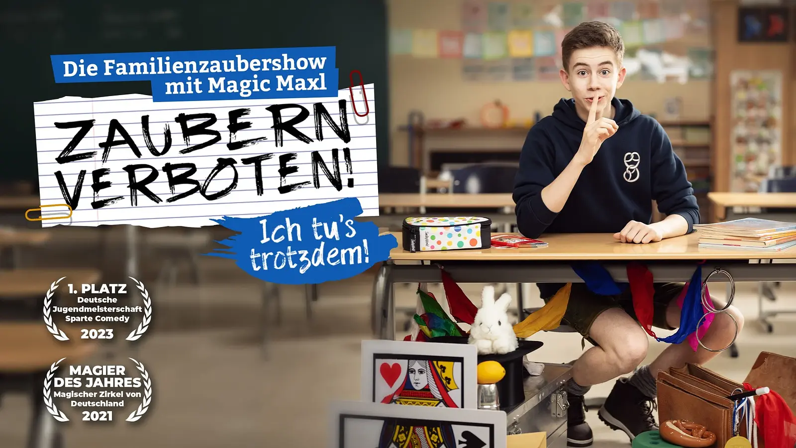 Bild von enem Jungen an einer Schulbank sitzend, den Zeigefinger vor den Lippen mit Aufschrift zu Veranstaltung