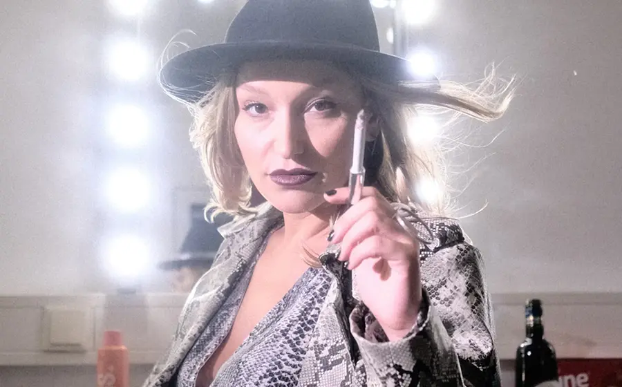 Malarina vor einem Hollywood Spiegel mit Zigarette in der Hand