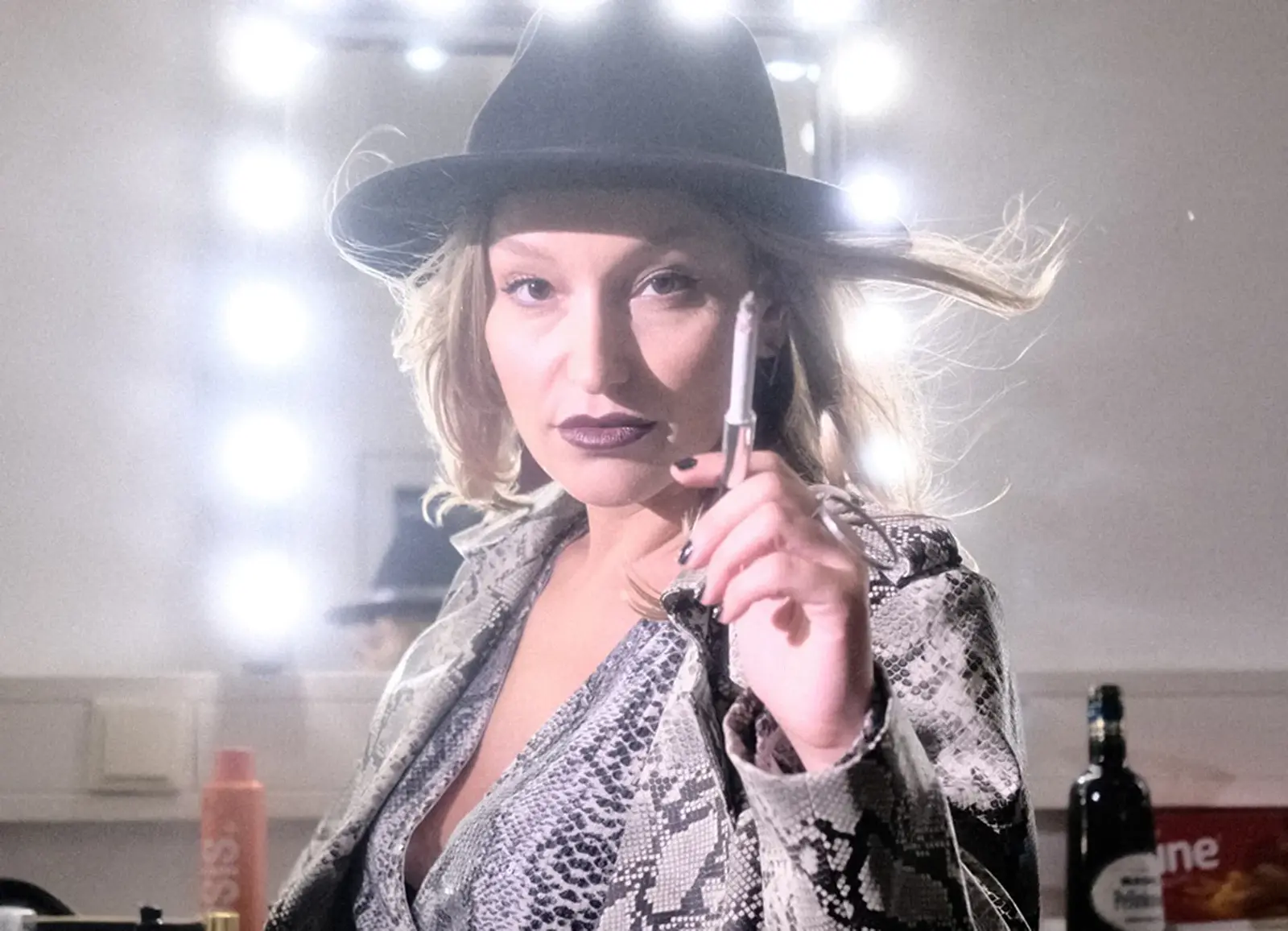 Malarina vor einem Hollywood Spiegel mit Zigarette in der Hand