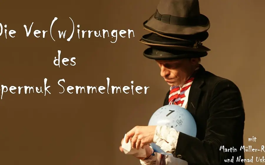 Foto des Künstlers Martin Müller-Reisinger mit mehreren Hüten auf dem Kopf und weißer Typografie vor braunem Hintergrund.