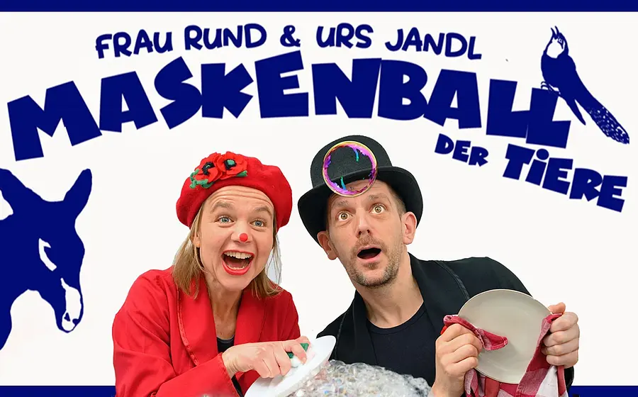 Plakat Maskenball der Tiere mit zwei Personen in rotem und schwarzem Bühnenkostüm, die Teller und Seifenblasen halten, vor hellem Hintergrund mit blauen Tiersilhouetten und großem Schriftzug Maskenball der Tiere von Frau Rund und Urs Jandl
