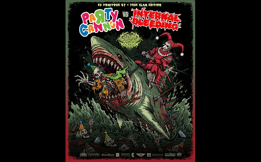 Plakat von Party Cannon vs. Mental Cruelty mit illustrativem Monsterhai, der aus dem Wasser springt, umgeben von Skeletten und Wellen, dazu eine rot gekleidete Narrenfigur auf dem Rücken des Hais sowie die Bandlogos von Party Cannon und Mental Cruelty vor schwarzem Hintergrund
