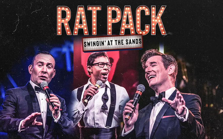 Plakat Rat Pack Swingin at the Sands mit drei Personen im Anzug die mit Mikrofonen auf einer Bühne singen vor beleuchtetem Schriftzug Rat Pack