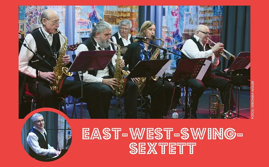 Plakat des East-West-Swing-Sextetts mit sechs Musikerinnen und Musikern auf einer Bühne mit Saxofonen, Trompete und Schlagzeug vor farbiger Kulisse und Notenständern, eingefasst von einem breiten roten Rahmen mit Bandname sowie einem kleinen Porträt des Pianisten im unteren linken Bereich.