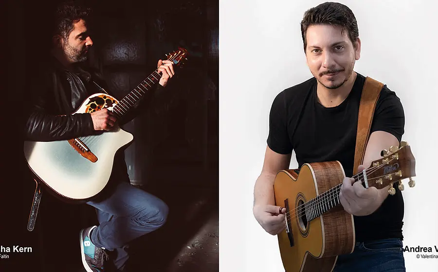 Links ist Micha Kern mit einer weißen Akustikgitarre vor dunkem Hintergrund. Rechts ist Andrea Valeri mit einer braunen Akustikgitarre vor hellem Hintergrund.
