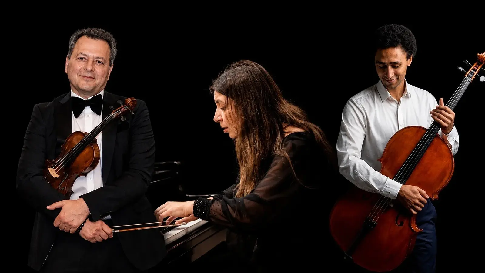 Collage von drei Personen vor schwarzem Hintergrund, mit einer Person am Flügel, einer Person mit Violine im dunklen Anzug und einer Person mit Violoncello im weißen Hemd, jeweils vor ihren Instrumenten positioniert.