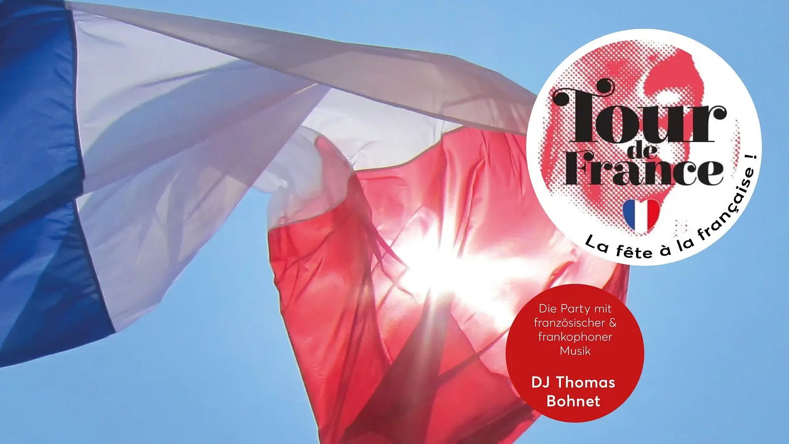 Werbegrafik für Tour de France – La fête à la française! mit einer wehenden französischen Flagge vor blauem Himmel sowie dem Hinweis auf französische und frankophone Musik mit DJ Thomas Bohnet.