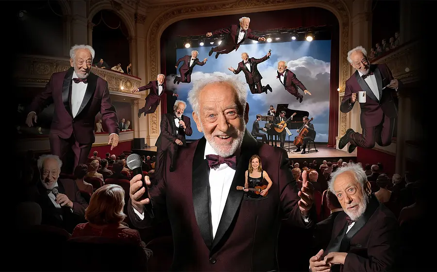 Collageartige Szene in einem historischen Theater mit Publikum und Bühne. Mehrere Darstellungen derselben Person im dunklen Anzug mit Fliege sind im gesamten Bild verteilt, darunter auf der Bühne, im Zuschauerraum und scheinbar schwebend vor einer Kulisse aus Wolken. In der Bildmitte hält eine große Figur ein Mikrofon und steht im Vordergrund vor dem Publikum. Auf der Bühne sind außerdem mehrere Musikerinnen und Musiker mit verschiedenen Instrumenten zu sehen. Die theatralische Inszenierung verbindet Kabarett, Musik und Fantasieelemente in einer opulenten Bühnenatmosphäre.
