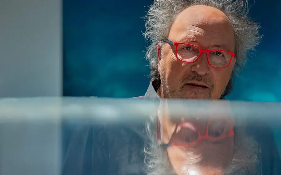 EIn Portrait des Künstlers, das sich horizontal spiegelt