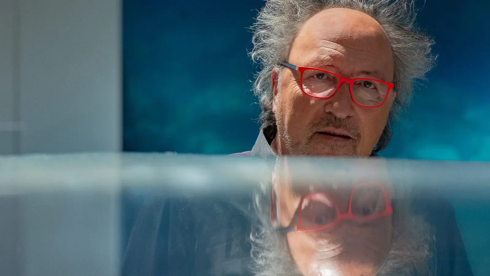 EIn Portrait des Künstlers, das sich horizontal spiegelt