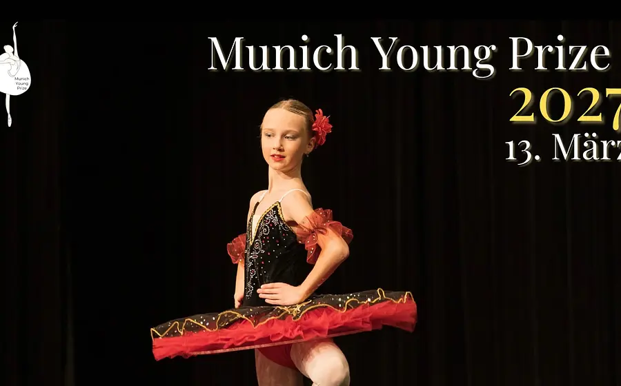 Junge Balletttänzerin in schwarzem und rotem Tutu auf der Bühne; im Bild steht „Munich Young Prize 2027, 13. März“ – Werbemotiv für einen internationalen Tanzwettbewerb.