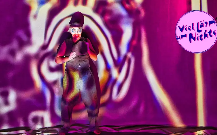 Theaterszene in violettem Licht mit einer Person in Kostüm vor abstrakten Projektionen; rechts das Logo Viel Lärm um Nichts