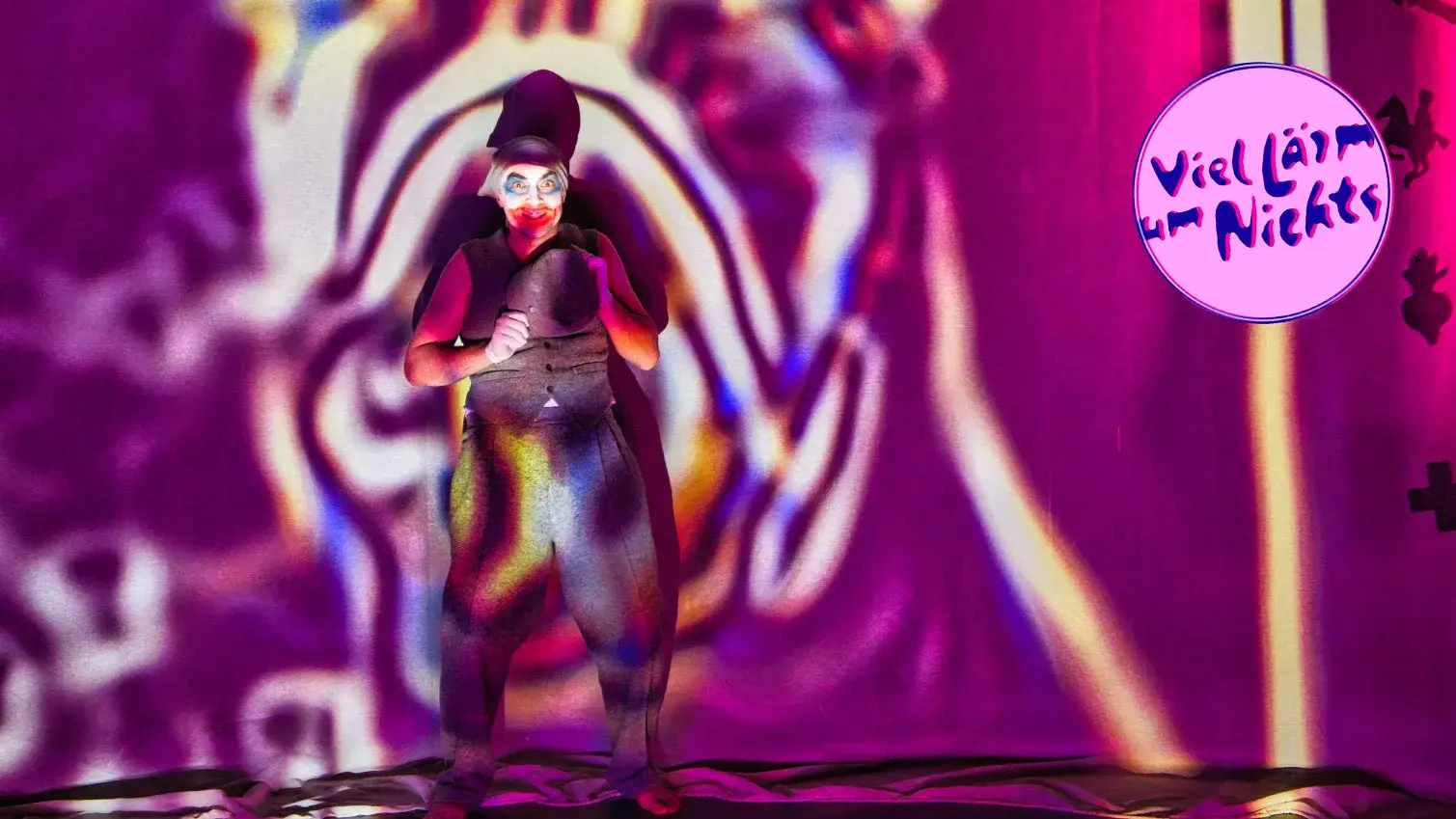 Theaterszene in violettem Licht mit einer Person in Kostüm vor abstrakten Projektionen; rechts das Logo Viel Lärm um Nichts