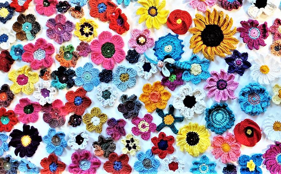 Ein bunter Teppich aus gehäkelten Blüten.