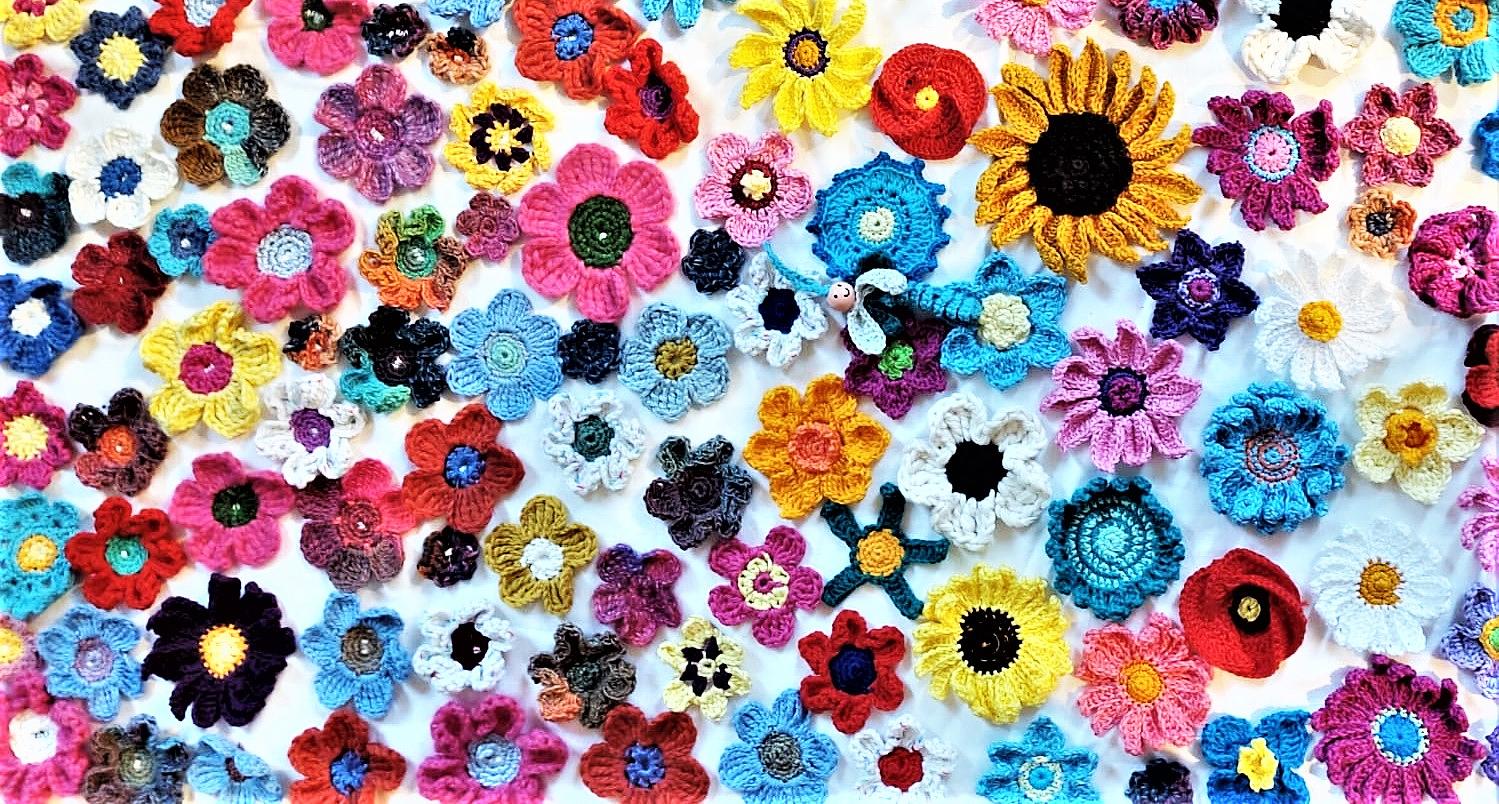Ein bunter Teppich aus gehäkelten Blüten.